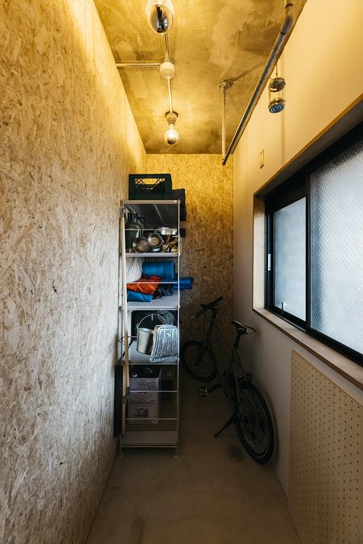 玄関にはアイアンバーや有孔ボードを取り付け無骨な印象に仕上げました。上着をかけたり収納スペースで利用したりと、使い勝手の幅が広がります。