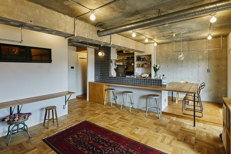 キッチン配管の兼ね合いで高さが上がった床はシナの合板を使用し、他にはない空間に仕上げました。