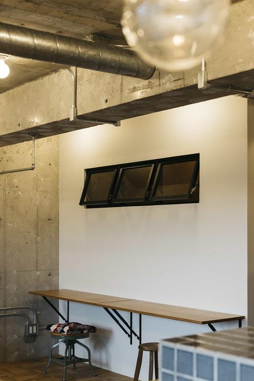 LDKに設けられたワークカウンターは、家事作業やパソコン作業にも重宝します。LDKを広く使いたいときには、ワークカウンターをスッキリと折りたたむことも出来ます。