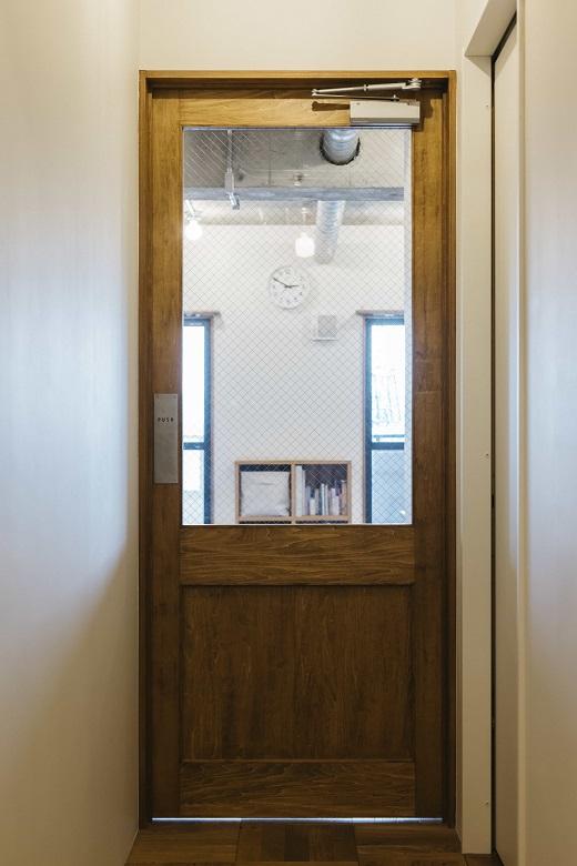 造作のリビングドアは、窓面を大きくとることで明るく開放的な印象に。