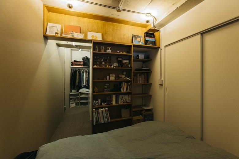 寝室の空間に合わせて収納棚を造作。お気に入りの小物をディスプレイできます。寝室からWICにアクセスもでき、出かける支度も帰宅後の片付けも楽々。