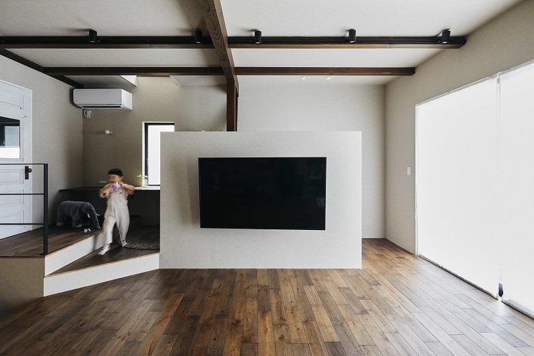 「段差を設け空間を楽しくしたい」というご要望に応えたLDK。段差での空間分けをLDKの別部分でも活かし、お子様のスタディスペースを設けました。