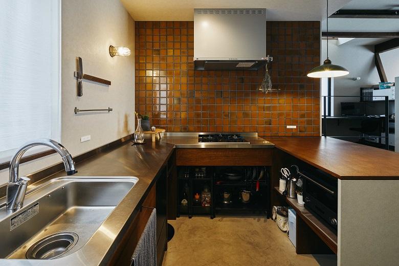 一際目を引くタイルは、施主様のお父様が施工しました。テーブルと色味を合わせることで、空間に統一感が生まれました。