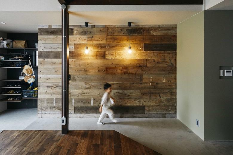 リビングの建具を目立たせるために階段とトイレに繋がる建具は古材を貼り伸ばし、隠し扉にしました。