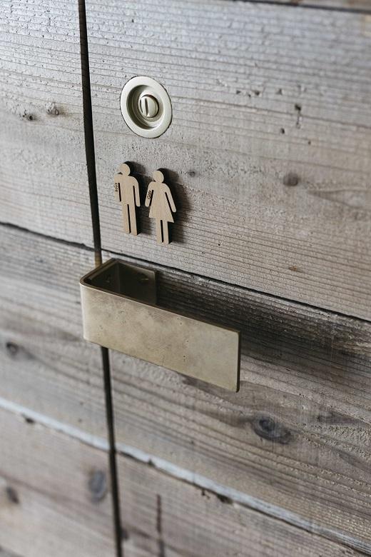 来客にもわかりやすいようにトイレサインを設置。シンプルなデザインですが、お住まいのちょっとしたワンポイントになります。