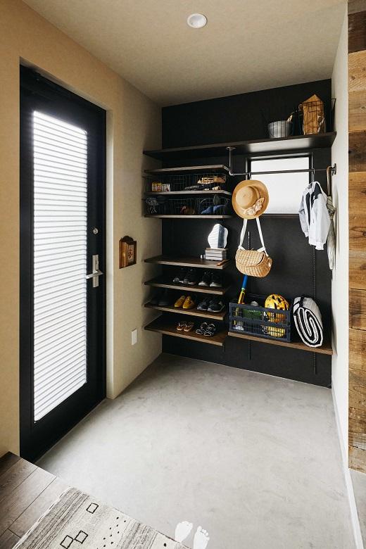 土間の仕上げ材は、プレイリーホームズのMPC塗装というデザインコンクリートで仕上げました。耐久性、耐候性に強く薄塗りでもひび割れが起きないのが特徴です。