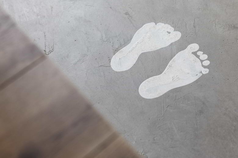 玄関土間につけた施主様の足形。世界にひとつだけの空間で、お住まい後も思い出が残り続けます。