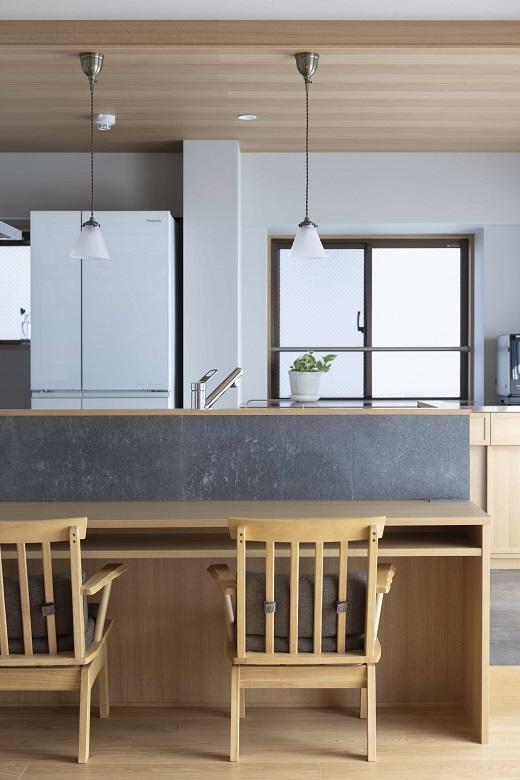 キッチンの腰壁に採用したSOLIDOは部屋のアクセントになり、重厚感も演出されました。