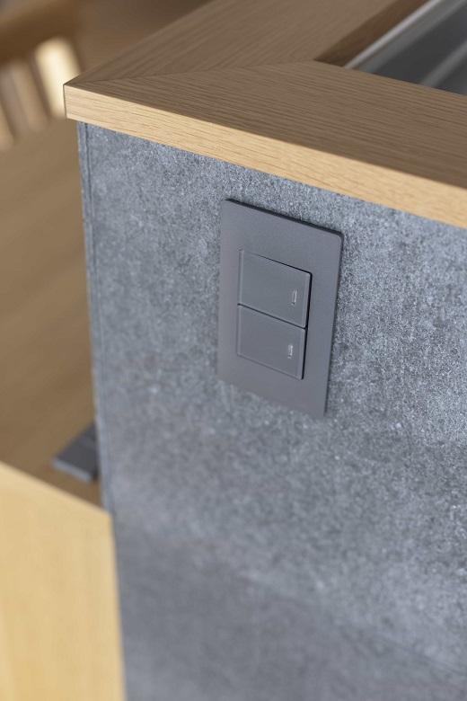 キッチンの腰壁にスイッチを設置。