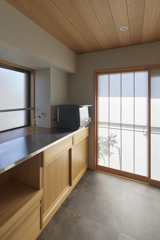 造作カップボードは取っ手をつけずシンプルなデザインに仕上げ、すっきりと見せています。