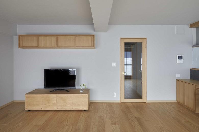 造作家具の素材をオーク材で揃えたことにより、空間に統一感が生まれました。