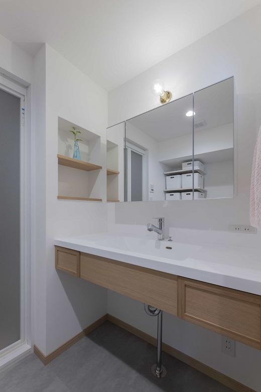 造作洗面台は、天板と洗面ボウルに繋ぎ目がないのでお手入れしやすいデザインです。