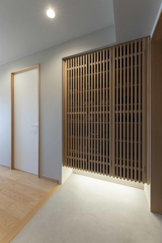 玄関収納の扉を造作。ルーバーを使用することで意匠性を保ちつつ、格子の隙間から通気を確保しています。