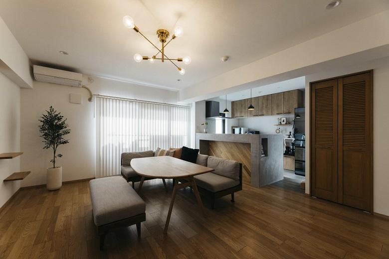 リビングの照明は施主様支給品を使用。真鍮の照明が存在感を発揮します。