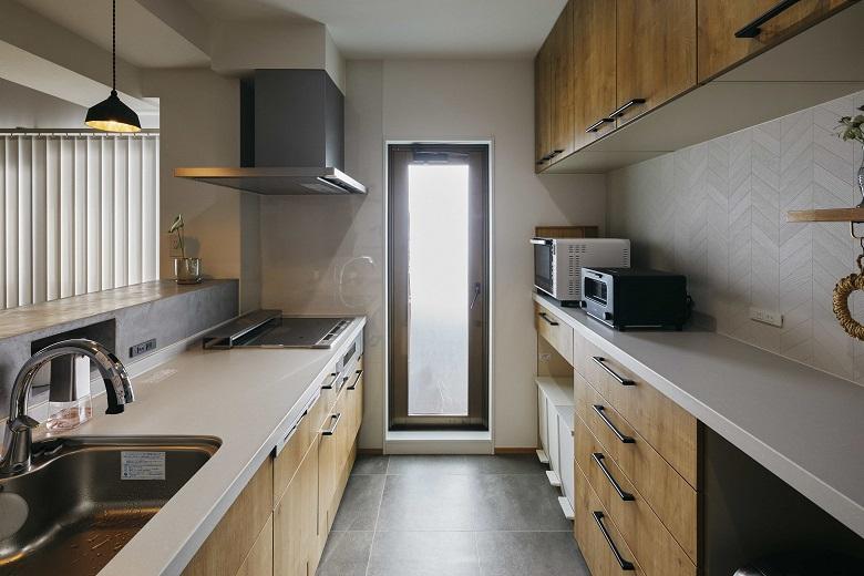 作業台前の腰壁内には、調味料を収納できるニッチを設けました。取り出しやすく、キッチン周りが乱雑するのを防ぎます。