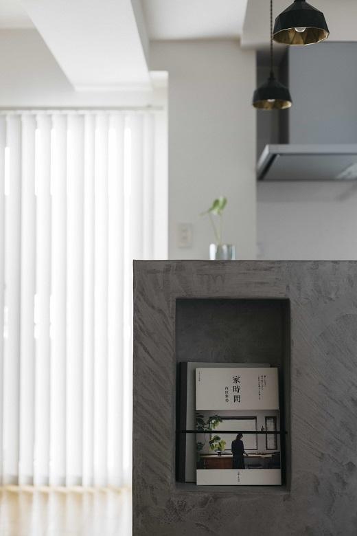 キッチン横にはマガジンラックを造作。