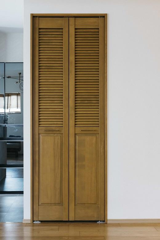 リビングの収納建具は、ルーバーで空間に抜け感をもたらしました。木の質感を残して塗装することで自然な濃淡が生まれています。