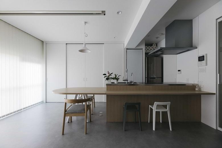 バーチカルブラインドはシンプルな空間に馴染みやすく、美しい垂直ラインで開放感を演出してくれます。