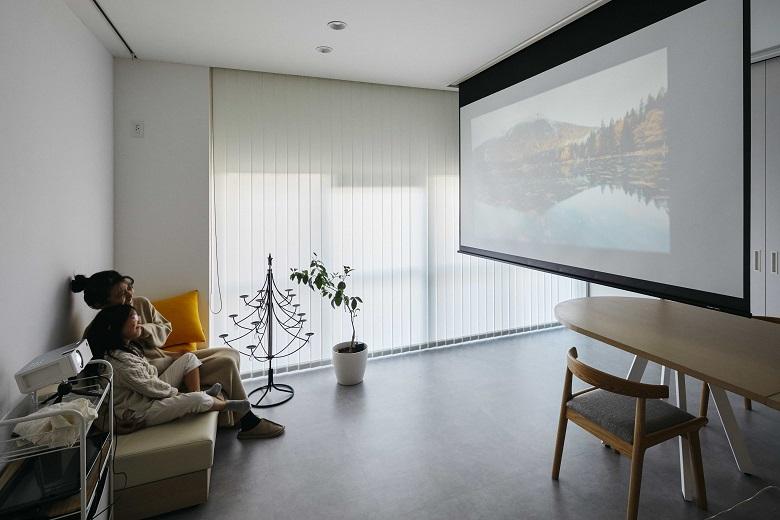 リノベーションを機にプロジェクタースクリーンを導入。おうち時間がさらに有意義なものになります。