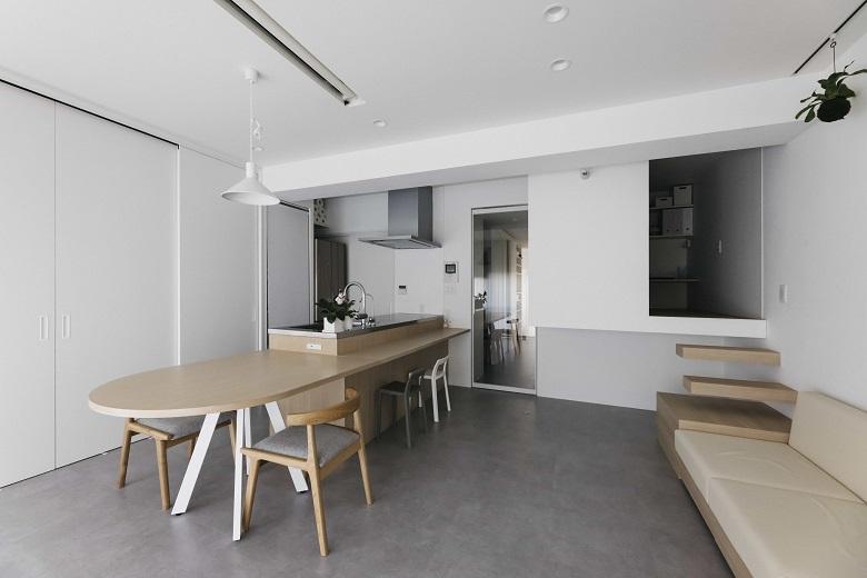 キッチン背面の収納部分は隠せるように建具やロールスクリーンを採用しました。