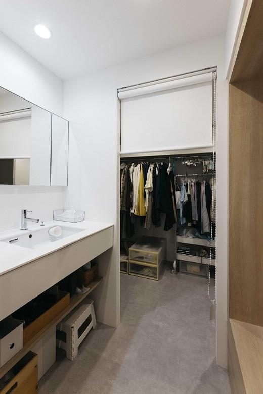 ロールスクリーンを開ければ、WICへと繋がる回遊性のある間取り。