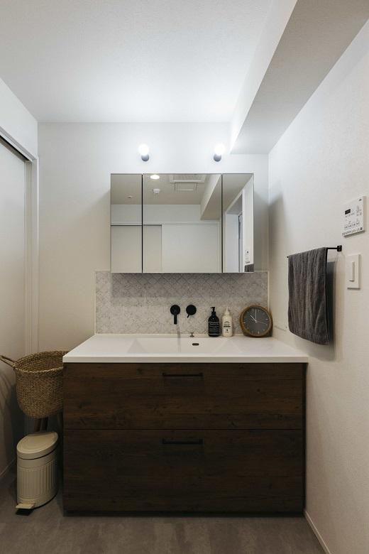 カウンターと洗面ボウルにつなぎ目がなく、お手入れがしやすい洗面台。スタイリッシュですっきりとした見た目に仕上がります。