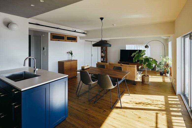 大きな窓から太陽の光が差し込むLDK。