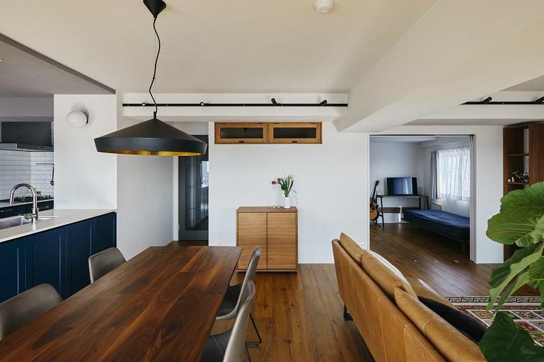 家の中央に配置したワークスペースを中心に、部屋全体をぐるっと一周回遊できる間取り設計です。