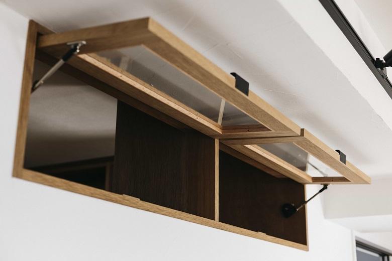 LDKとワークスペースを繋ぐ壁に室内窓を設置。閉鎖感も和らぎ、空気の入れ替えにも最適です。