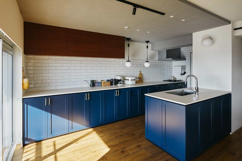 青色の造作キッチンが、清潔感ある雰囲気を演出してくれます。