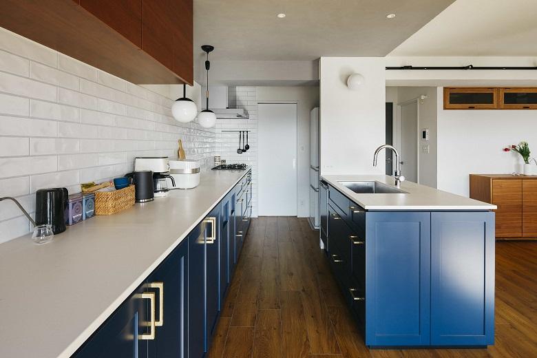 シンクとコンロが2列に分かれたセパレート型のキッチンで、作業スペースを充分に確保できます。