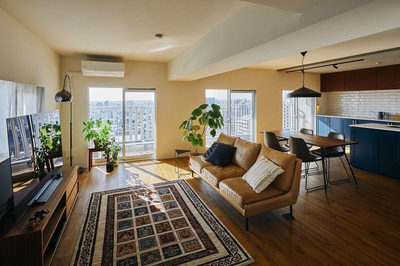 リビングダイニングはあえてダウンライトを使わず、天井をシンプルに仕上げました。