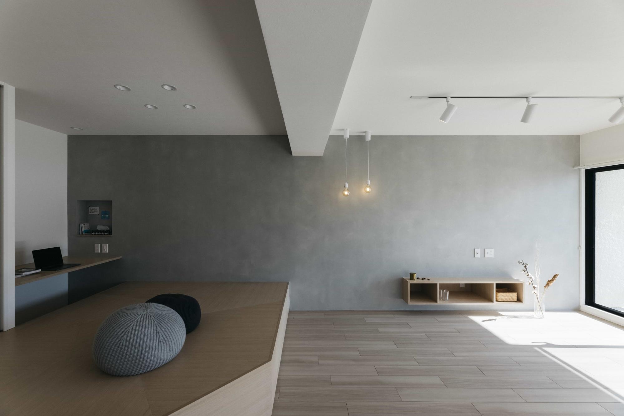 小上がりの段差部分も収納として活用しました。空間が限られてしまうマンションでもお部屋の広さはそのままに収納をプラスできるので、無駄のない空間になります。