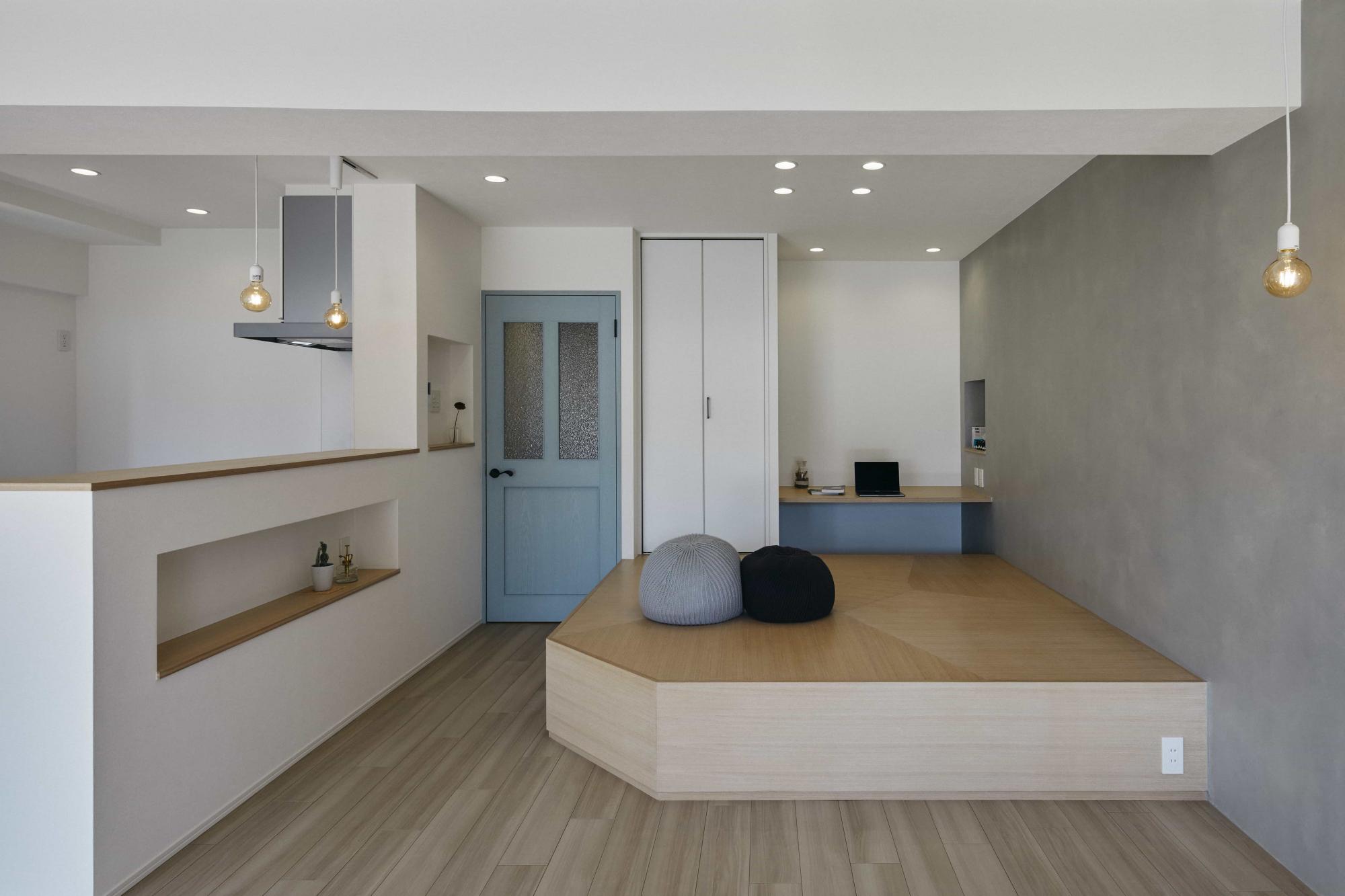 小上がりには木目の美しいタモ材を使用しました。床面は柾目ですっきり見せつつ、統一性のない貼り方をすることで遊び心あるデザインに仕上げています。