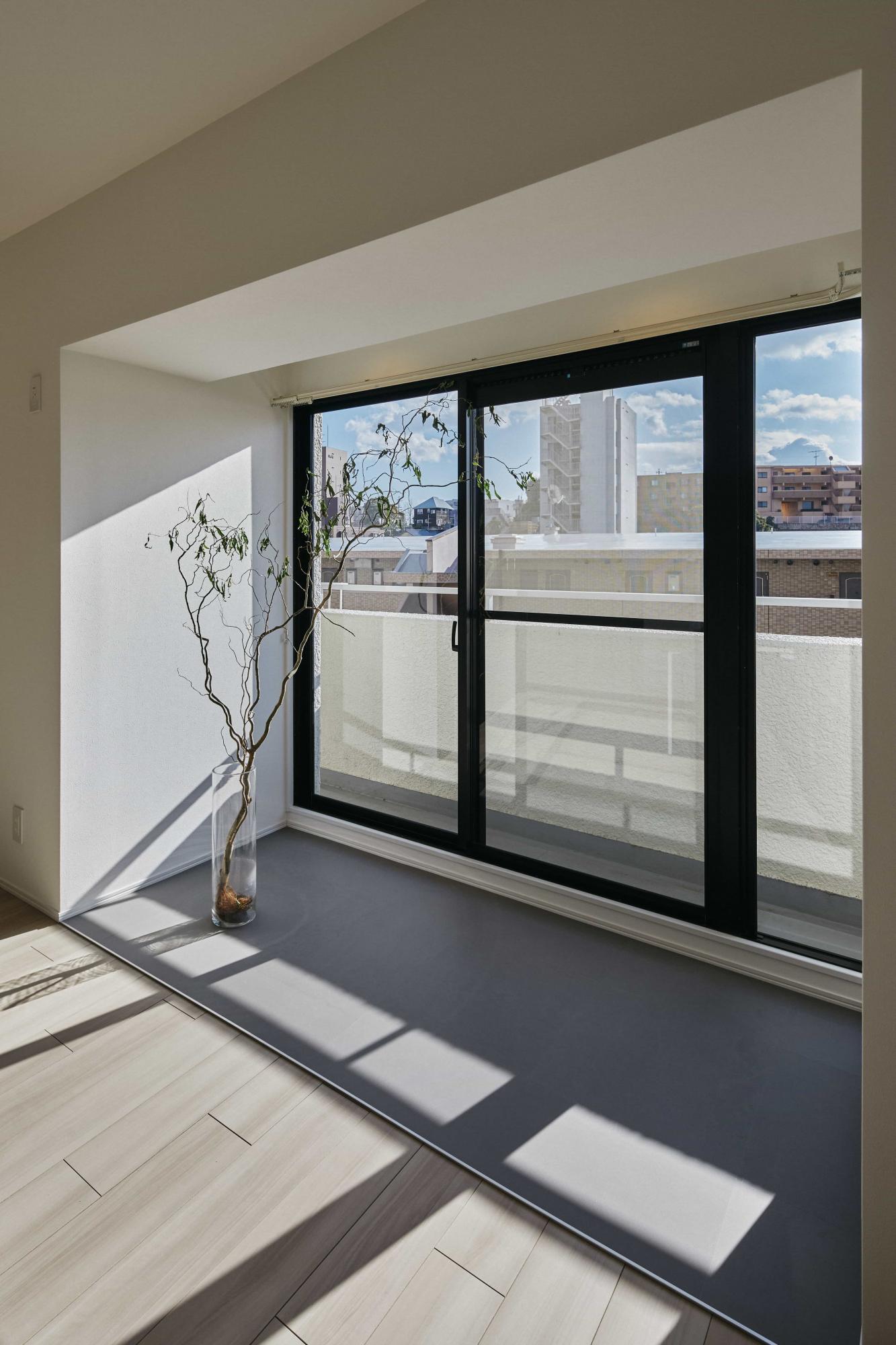 温かな光が差し込むインナーバルコニー。植物を置いたり室内干しをしたりと使い勝手の幅が広がります。