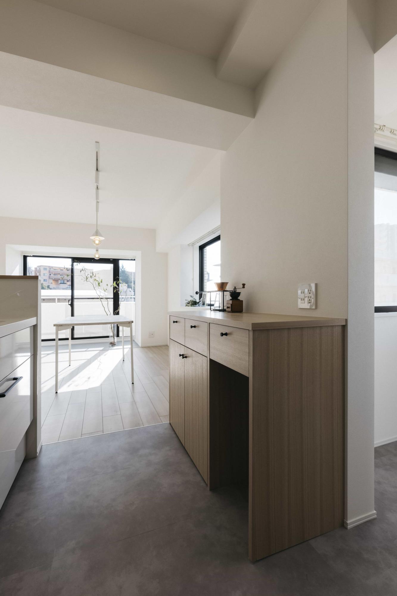 造作カップボードは小上がりやカウンターなど同じタモ材で製作し、空間に統一感をもたせました。