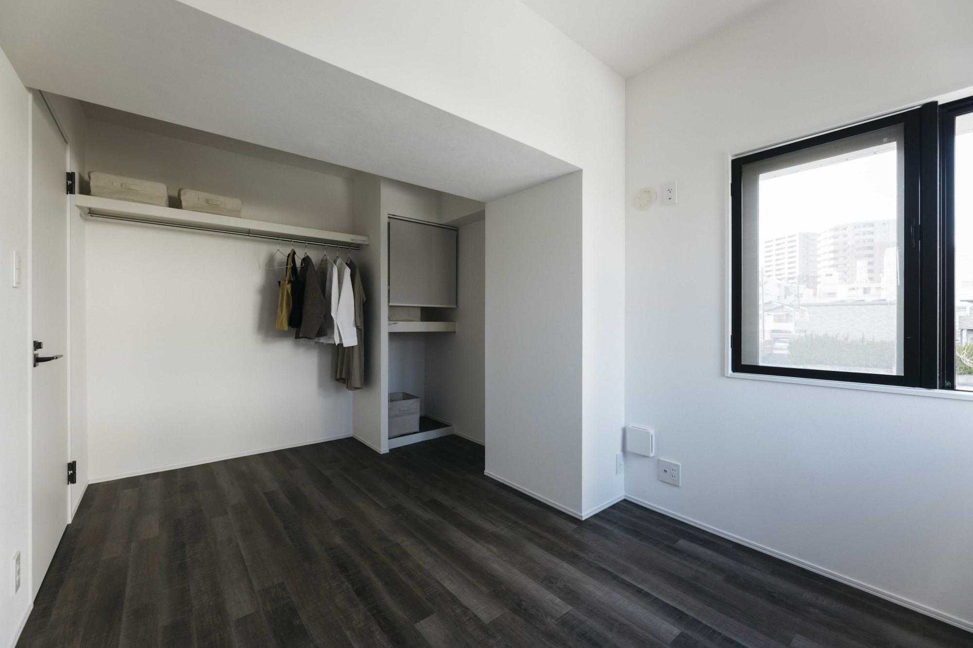 主寝室はオープンクローゼットを設け、空間を広々と見せています。