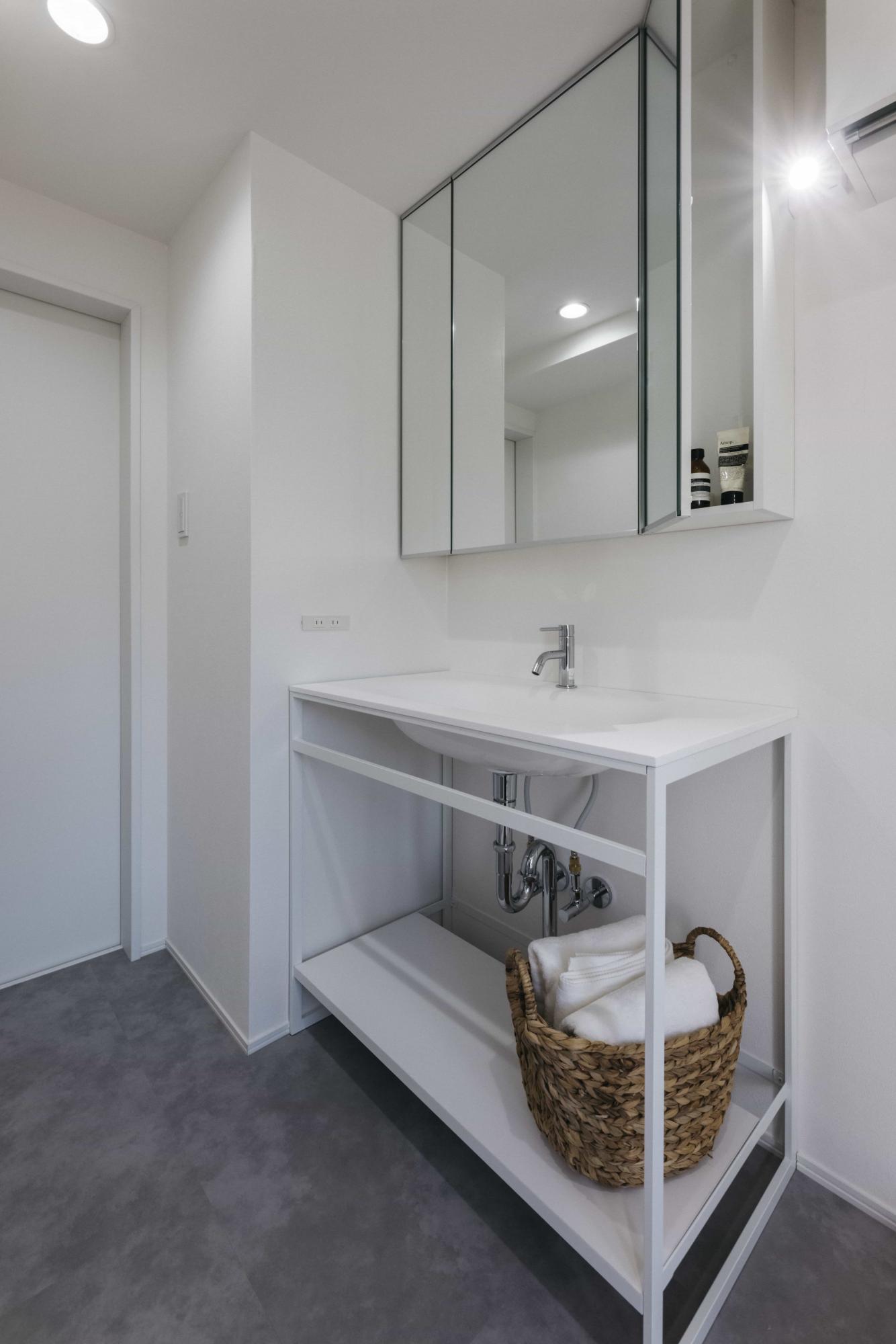 無駄のないシンプルなデザインの洗面台。