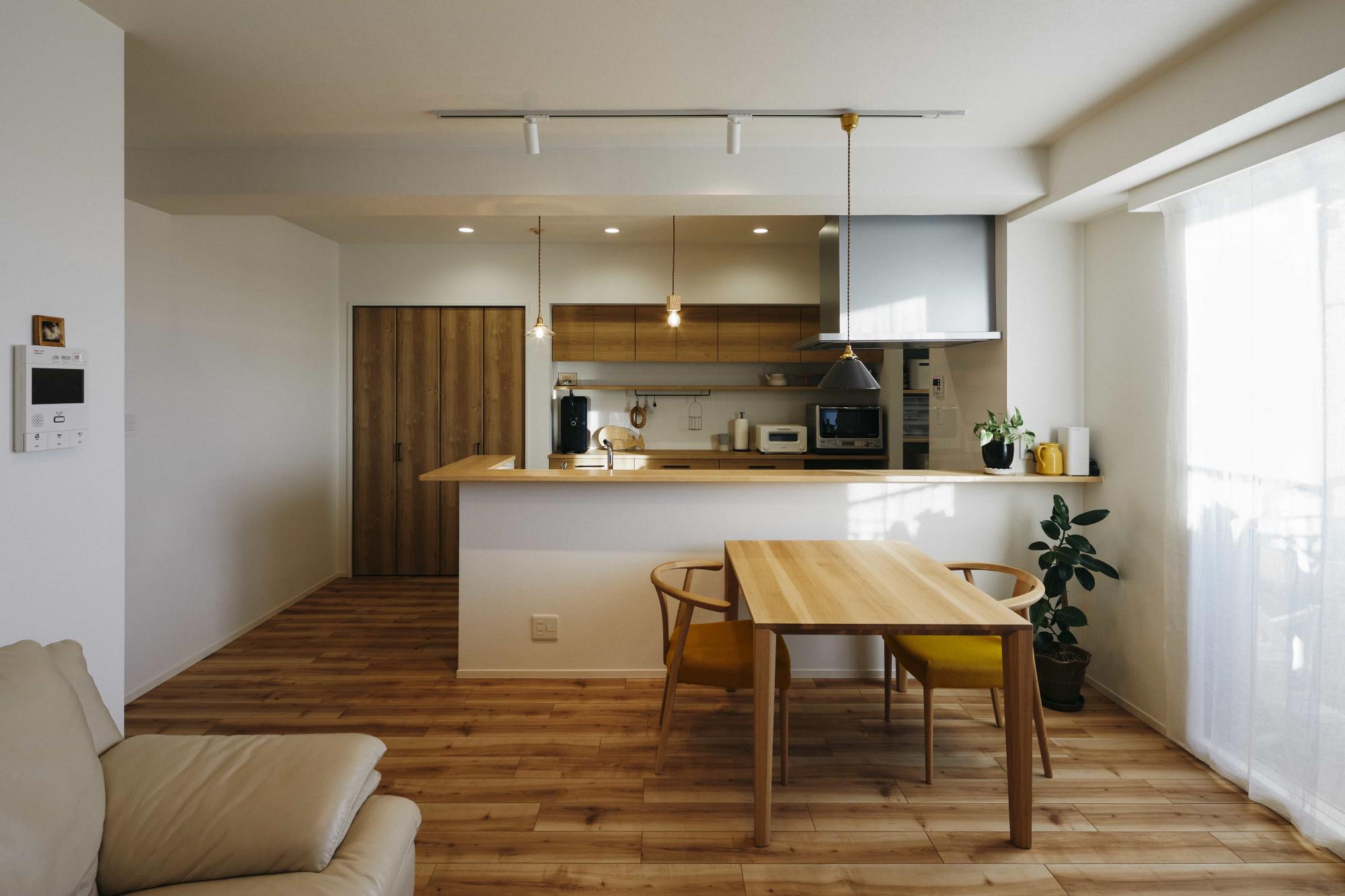 「木の風合いが心地よいナチュラルテイストの家」のリビングダイニング