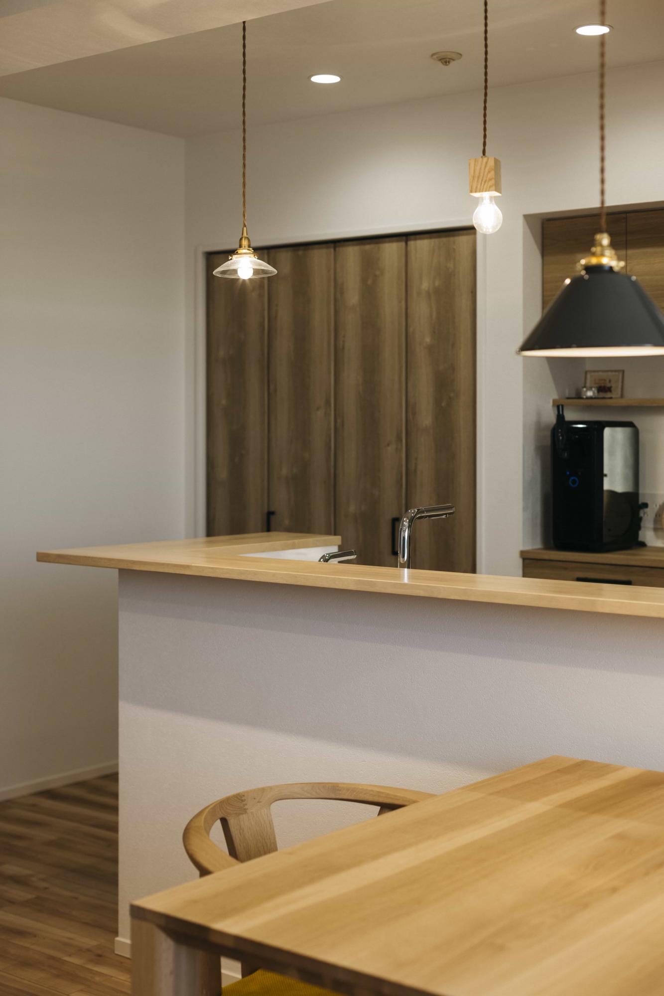 キッチンを照らすペンダントライトはあえて長さと種類を不揃いにして、空間に変化をつけました。