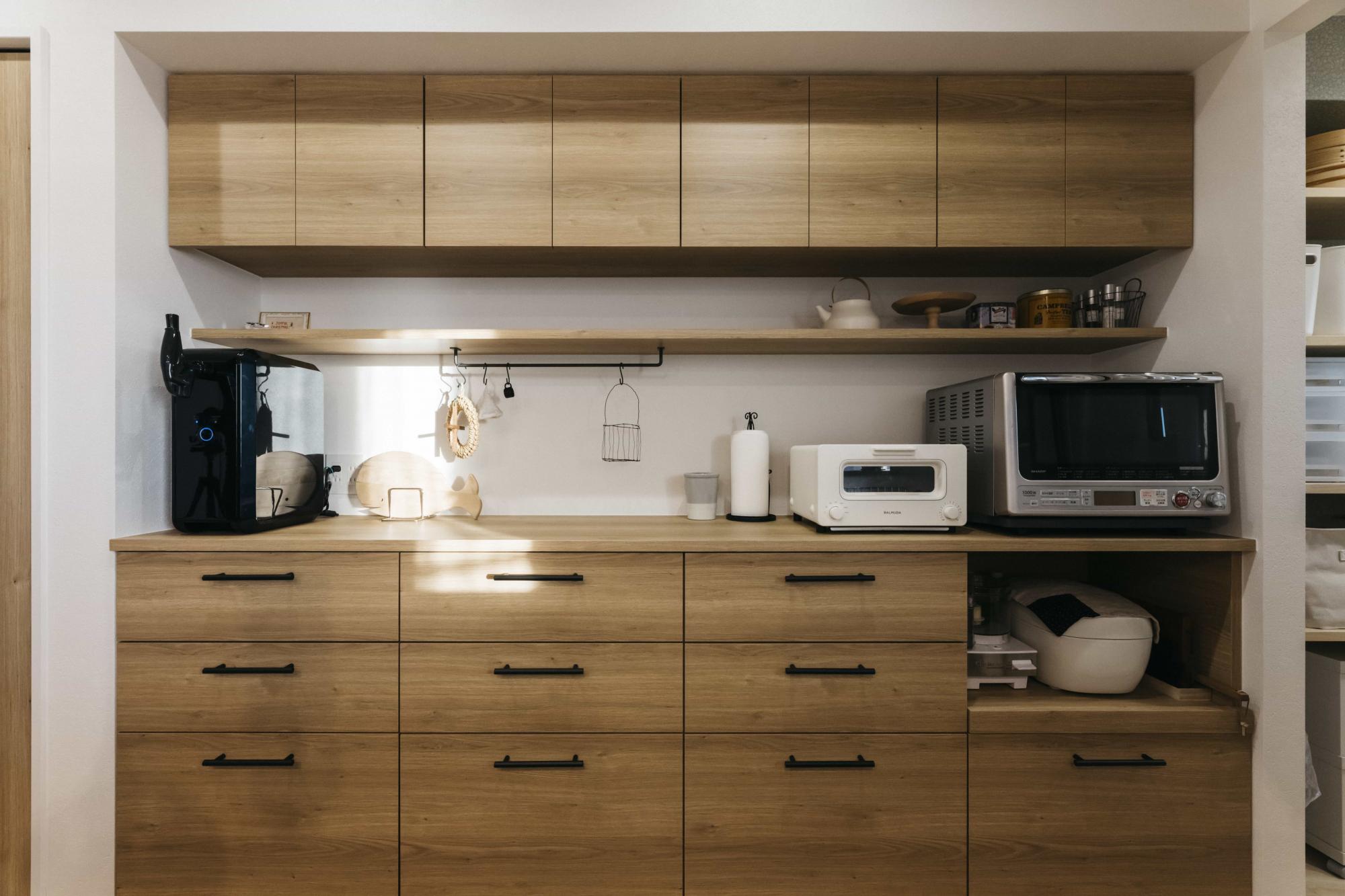 収納量抜群のカップボードでキッチン周りがすっきり片付きます。