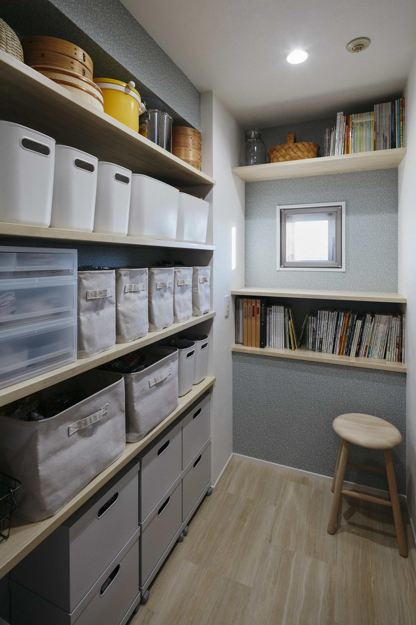 キッチン奥にはパントリーを配置。頻繁に使用しない調理道具もまとめて収納できます。