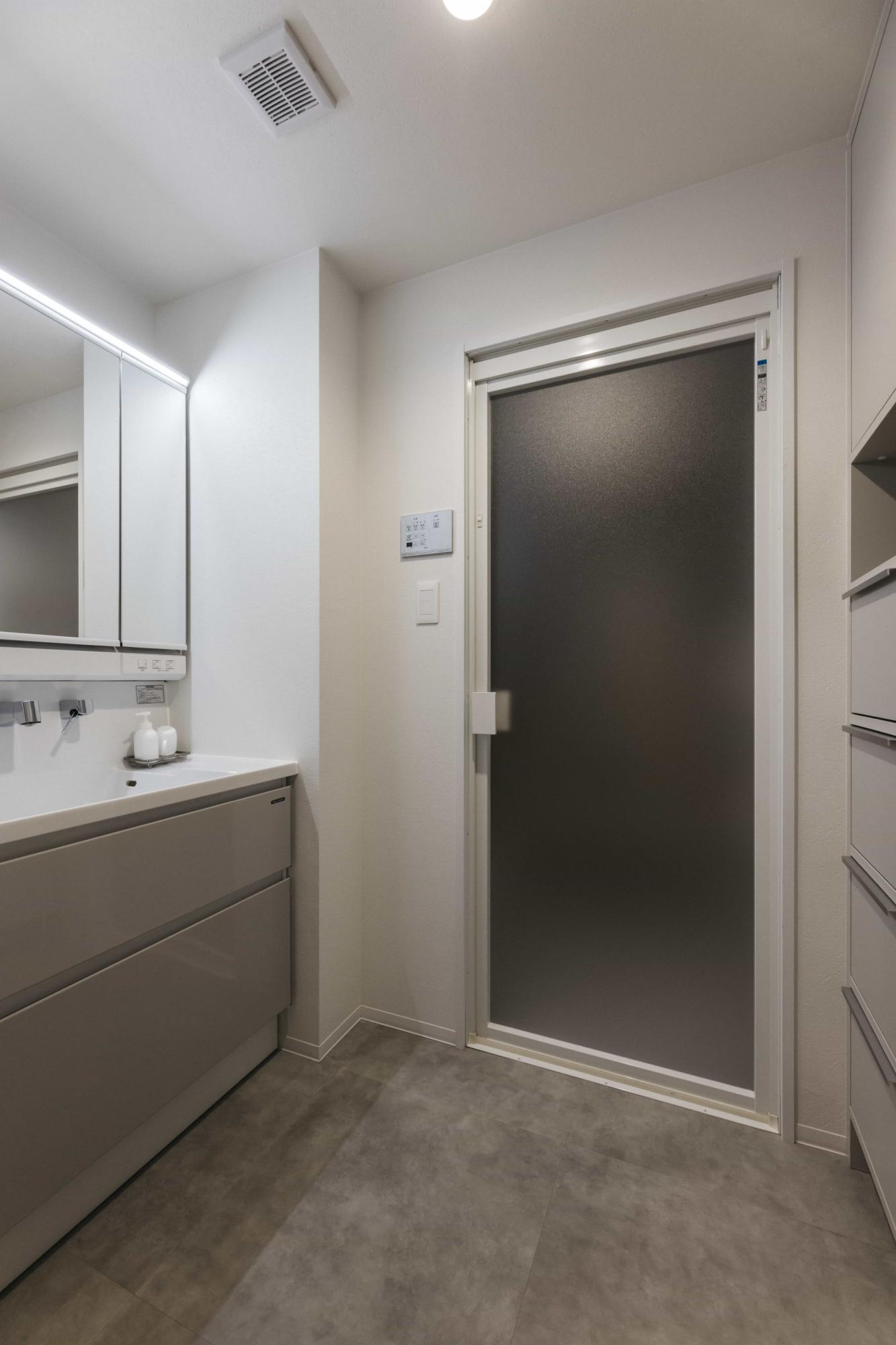 洗面室の床と面材はグレーにまとめて統一感を出し、空間をスッキリとさせました。