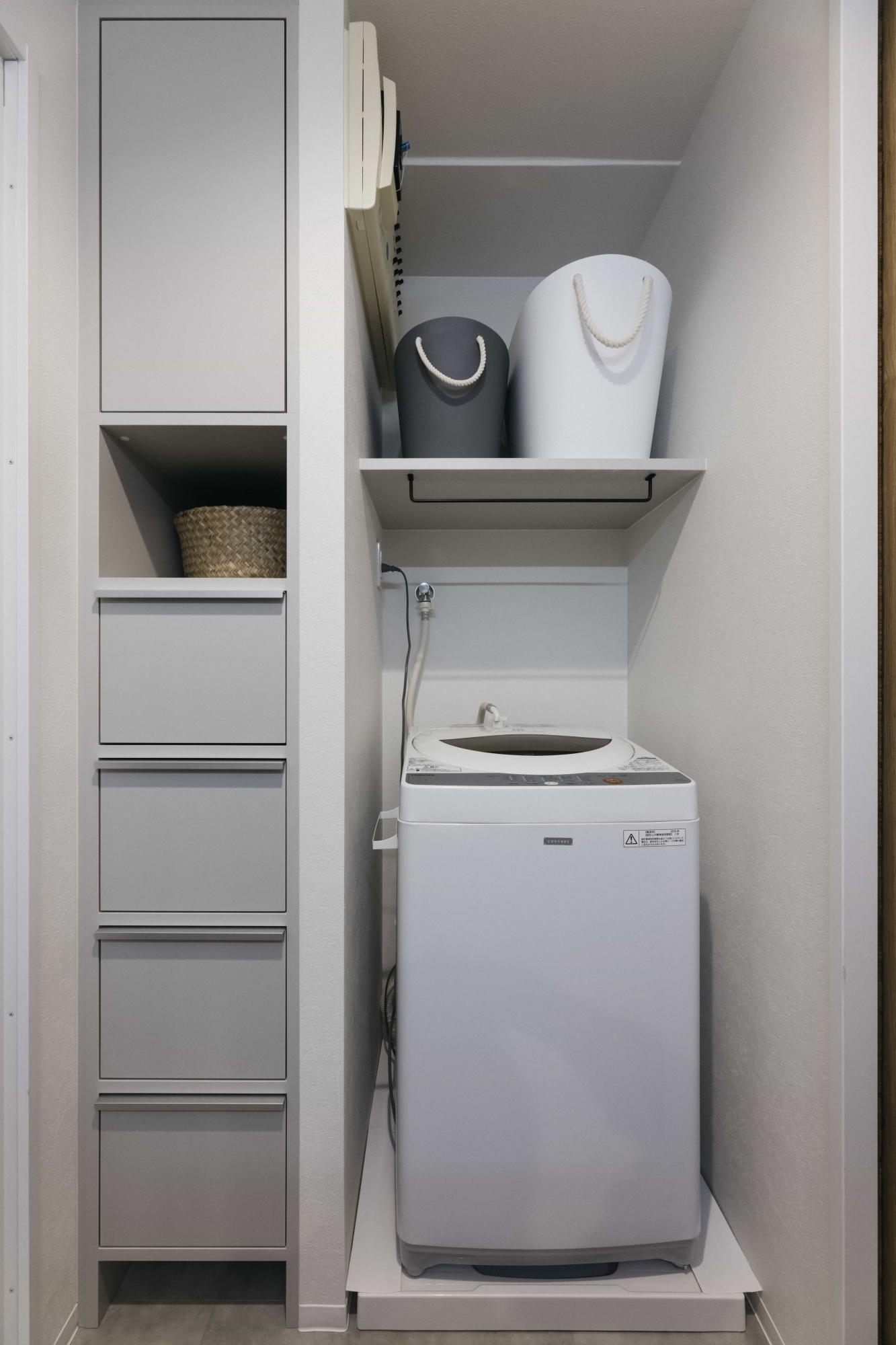 洗面室の洗濯機横にはタオルやパジャマなどの衣類等を収納できるスペースを計画。入浴前後の動線もスムーズになります。