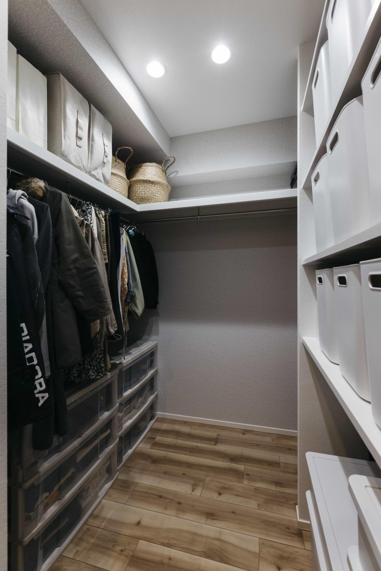 もともと押し入れと和室だった一角を広々としたWICに変更。1年を通して使う洋服を一箇所に集約できるので衣替えの手間も省けます。