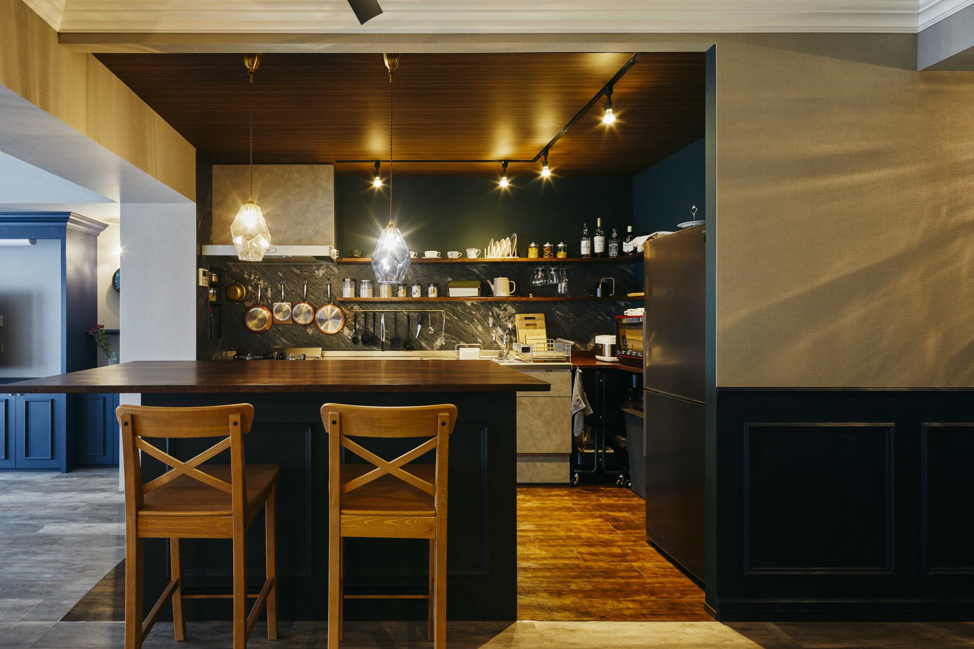 部屋全体にふんだんにモールディングをあしらい、様々な柄のアクセントクロスでパリの雰囲気を演出。