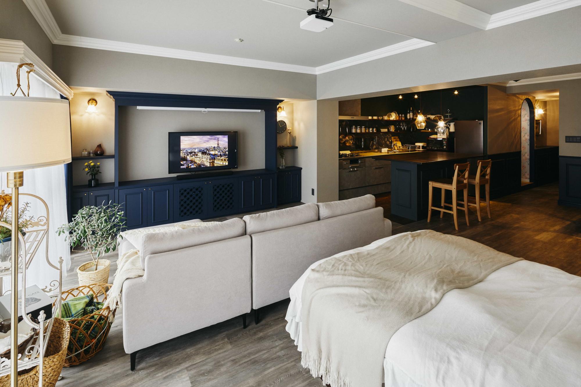 部屋全体に一貫したモールディングを施しました。立体的な模様や線が空間を繋げ、テイストを一つにまとめる役割を果たしています。