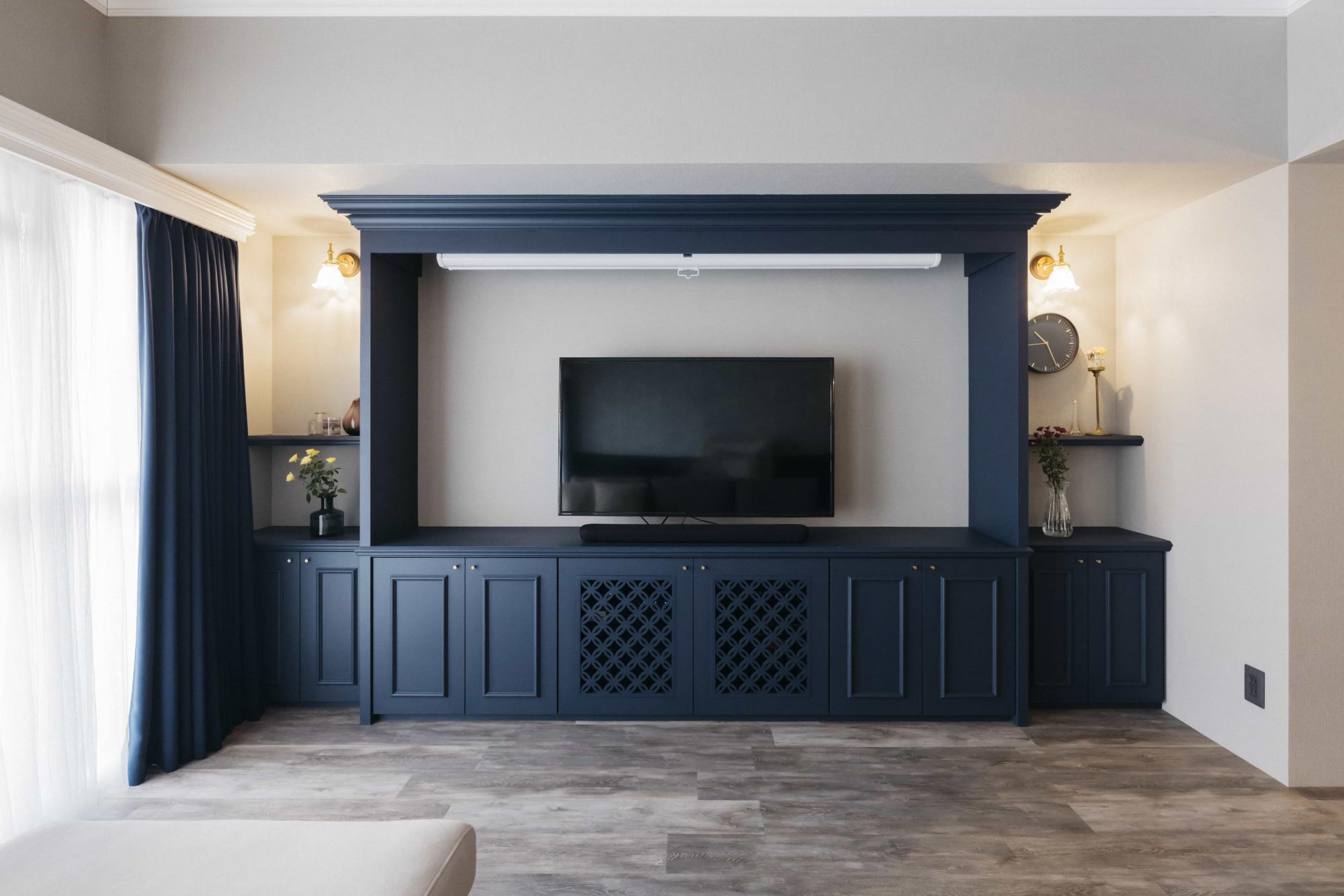 リビングで一際目を惹く大型造作テレビボード。上部にプロジェクタースクリーンを格納できるつくりで、スクリーンをおろせばシアタールームに変貌します。