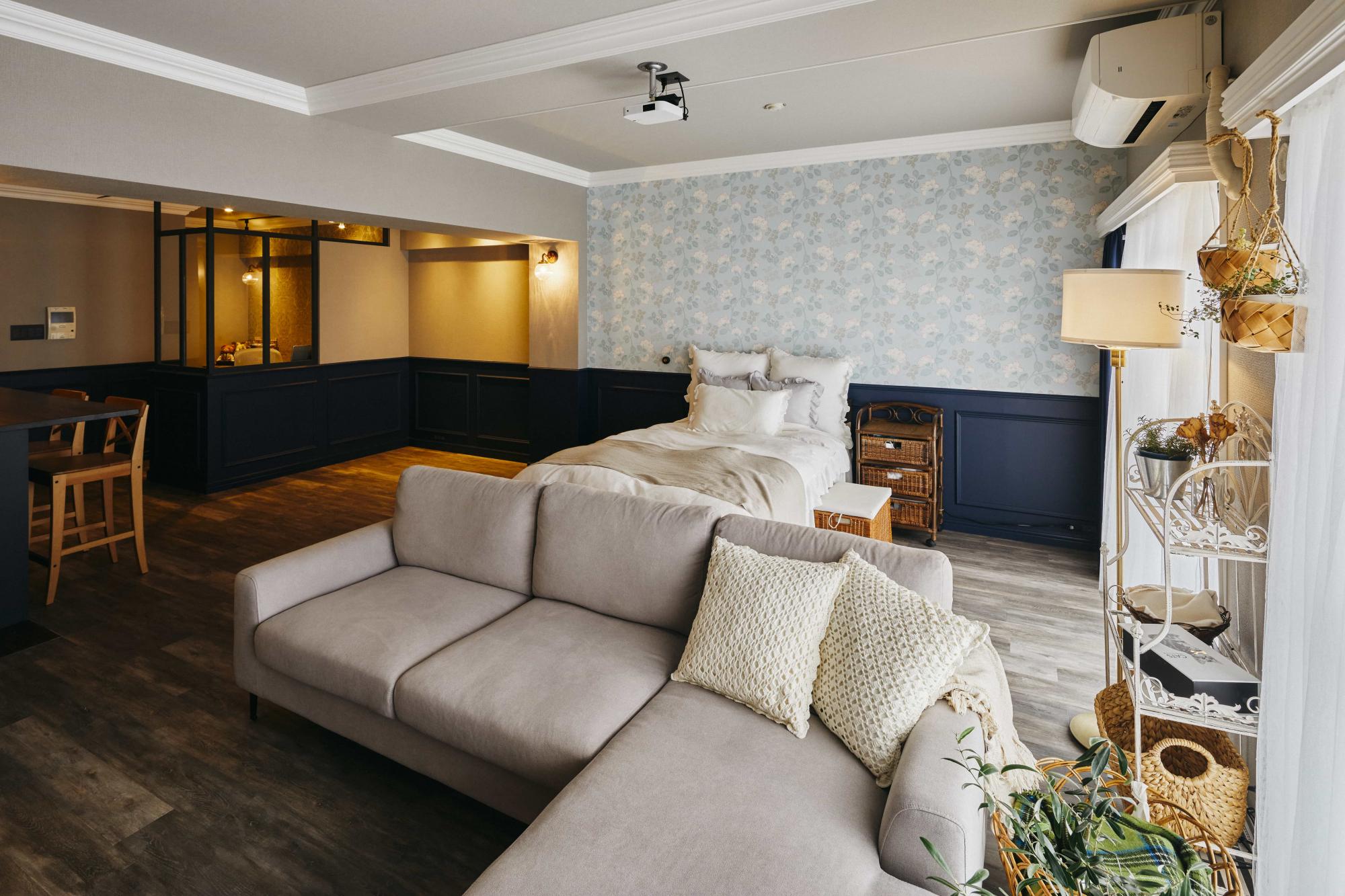 腰下をトーンダウンした色味、腰上は明るい色味と色の濃淡をはっきりさせることで奥行き感や高さを感じられる空間づくりが出来ています。