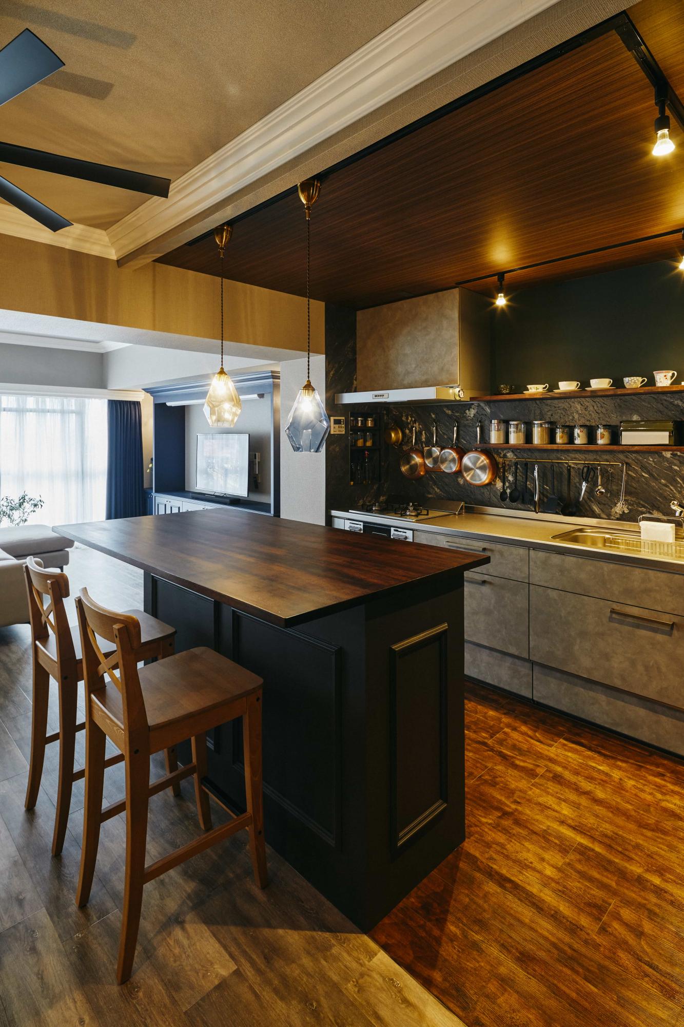 石目の質感あるキッチンパネルを選定し、こだわりの詰まったキッチン＆ダイニングカウンターが完成。オープンキッチン風のキッチンダイニングで食事の時間も楽しく過ごせます。